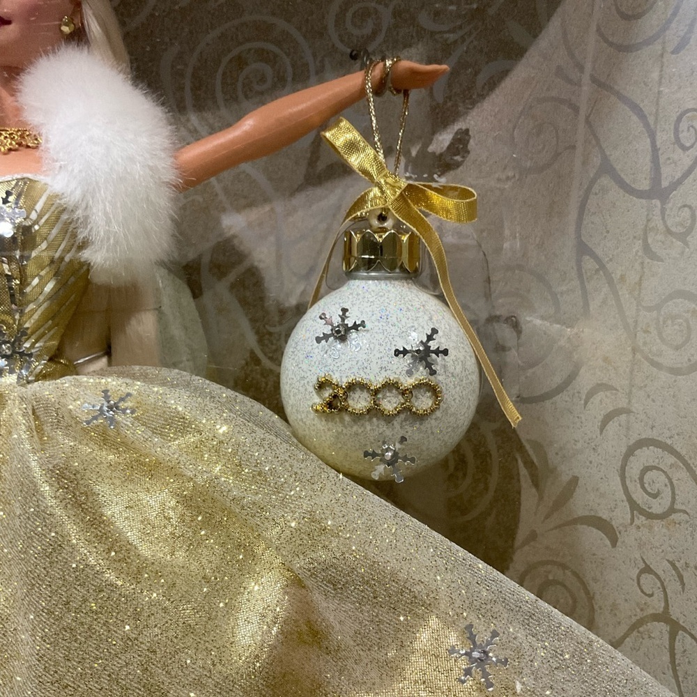 Vintage Special 2000 Edition Celebration Barbie in Gold and Silver - Picture 2 of 7